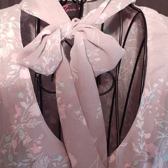 Very pretty top - Picture 2 of 4